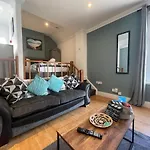 The Den - Cozy Studio Apartment