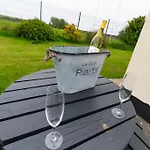 Immaculate Gower Getaway With Pool & Facilities