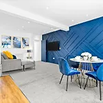 The Woodfield - Stunning Modern 2 Bed Apartment - Tv In Every Bedroom!