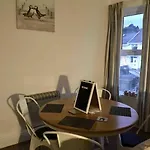 Hillcrest Cottage, Comfy Flat, Trendy Uplands Area