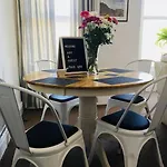 Hillcrest Cottage, Comfy Flat, Trendy Uplands Area