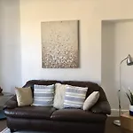 Hillcrest Cottage, Comfy Flat, Trendy Uplands Area