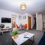 No15 Luxe Living Elegant City Home-1 Bed-Garden-Wifi-Private Parking-Beach-City