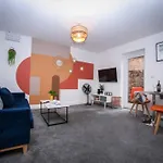 No15 Luxe Living Elegant City Home-1 Bed-Garden-Wifi-Private Parking-Beach-City