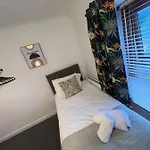 4 Rooms, Private Parking