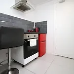 Spacious 5 Bedroom Apartment In Swansea