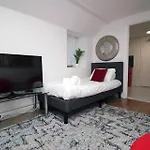 Comfortable 5-Bedroom Home Free Parking
