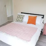 An Elite Executive Stay - 5-Bedroom Business Home & Parking