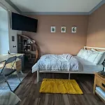 R5 - Triple Room Retreat - Near Beach, Parks, Trails, City - Wifi, Free Parking - Self Catering