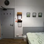 R3 - Cozy Small Double - City & Beach Access, Wifi, Free Parking - Self Catering