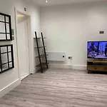 Bright & Cosy Retreat In Swansea