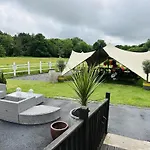 Entire Venue Hire With 8 Bedroom Accommodation - Your Own Pub Experience