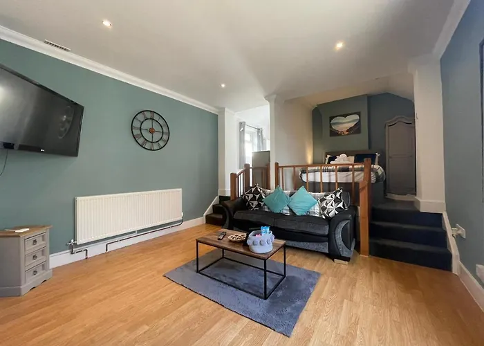 The Den - Cozy Studio Apartment