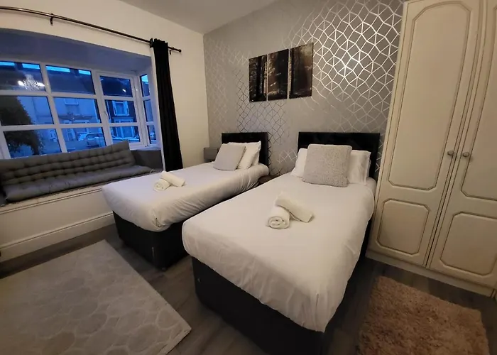 Walk To The Beach! Flat-For-6 Central Swansea