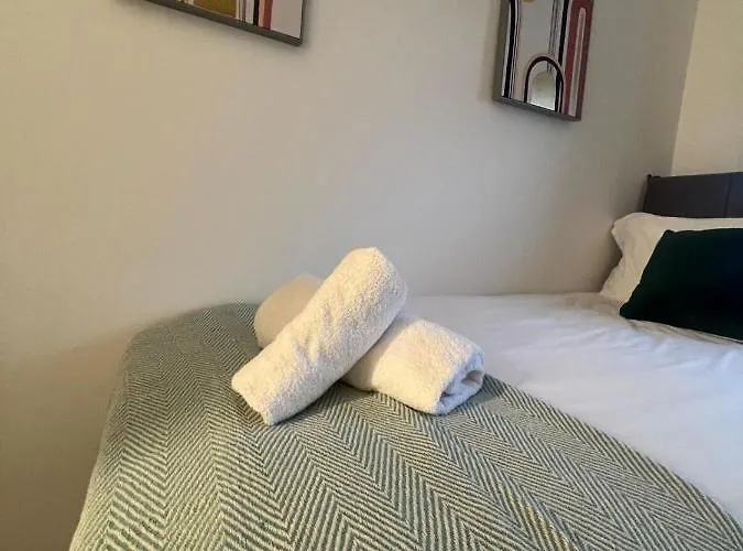4 Rooms, Private Parking