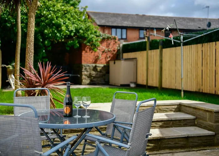 Free Parking - Heart Of The City - Superb Townhouse & Garden - Peaceful Area But Only 5Min Walk To Beach, Shops, Bars, Arena, Marina, Parks