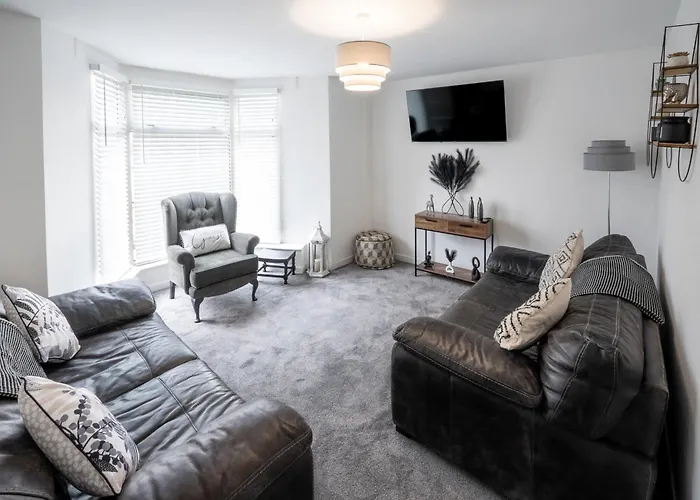 5-Bed Home Near Swansea Stadium