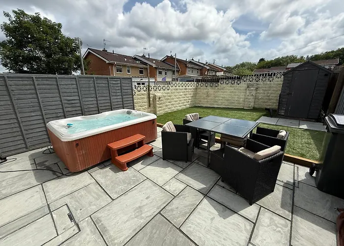Charming 3-Bedroom With Large Hot-Tub, Free Parking & Pet Friendly