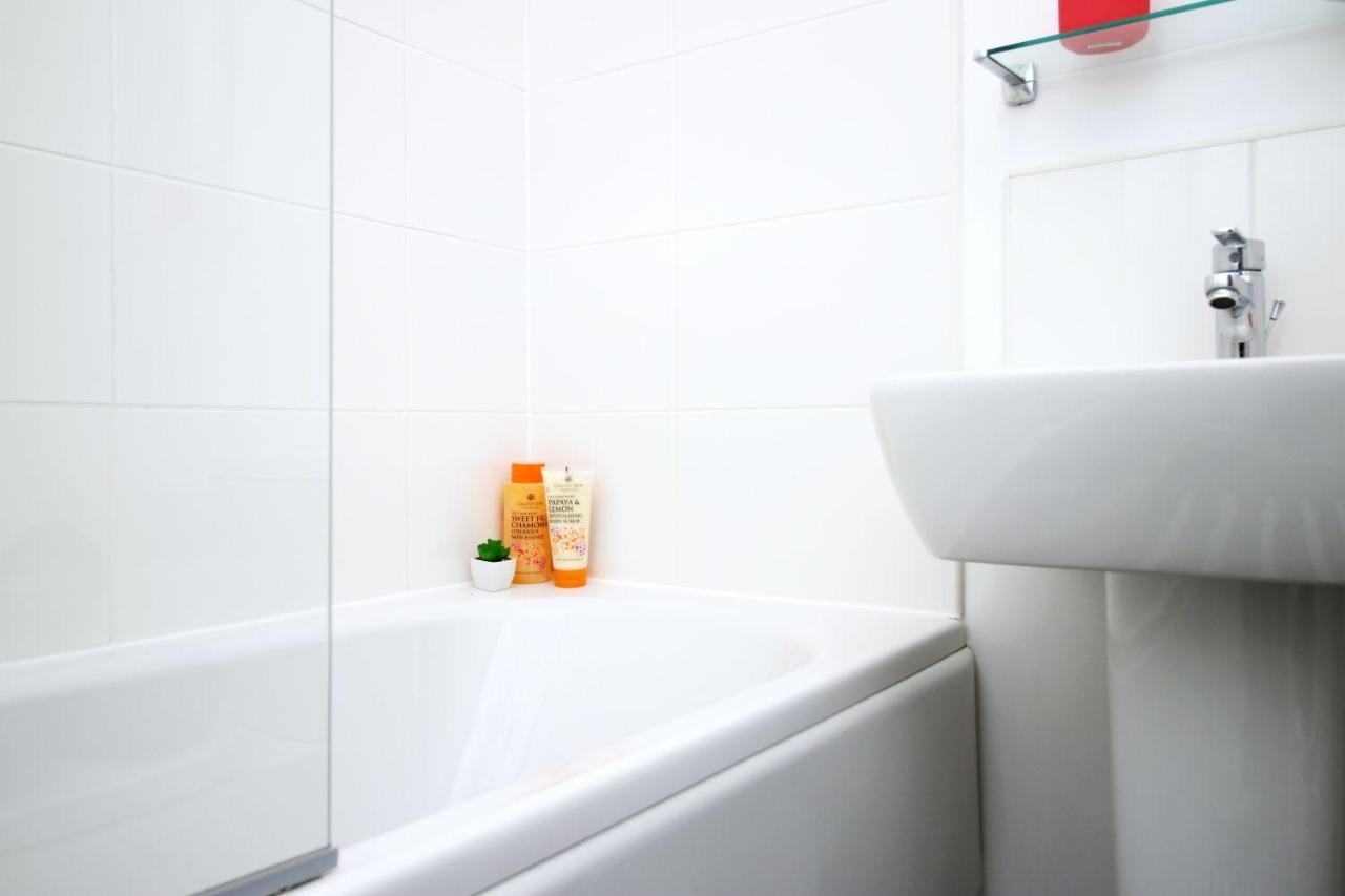 No 1 Marina Walk By Ssw 3br, Free Parking, Sleeps 5 Close To Marina, Centre, And M4 *