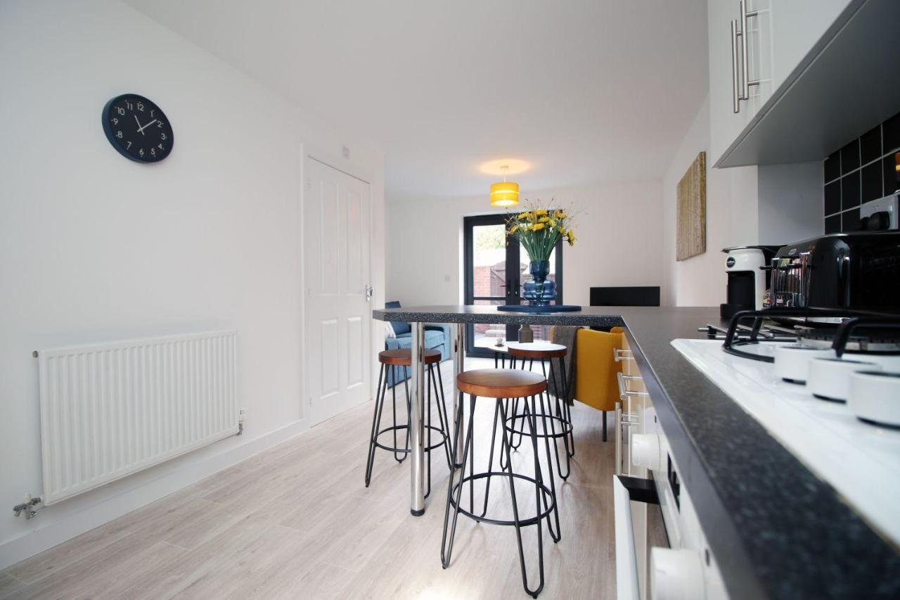 No 1 Marina Walk By Ssw 3br, Free Parking, Sleeps 5 Close To Marina, Centre, And M4 *