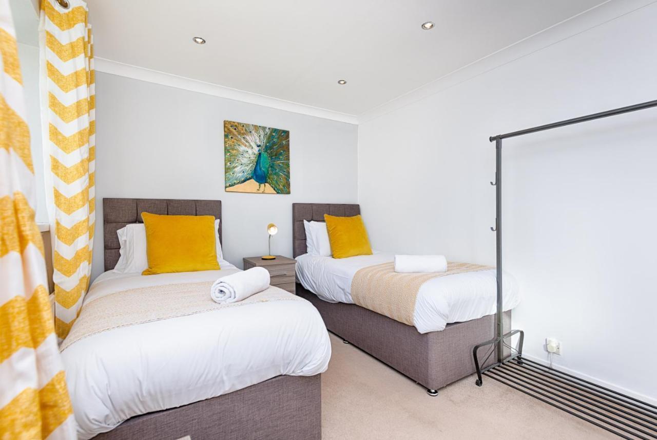 Parking, Garden, En-suite & Tv's In Rooms, Large Living Space Holiday home