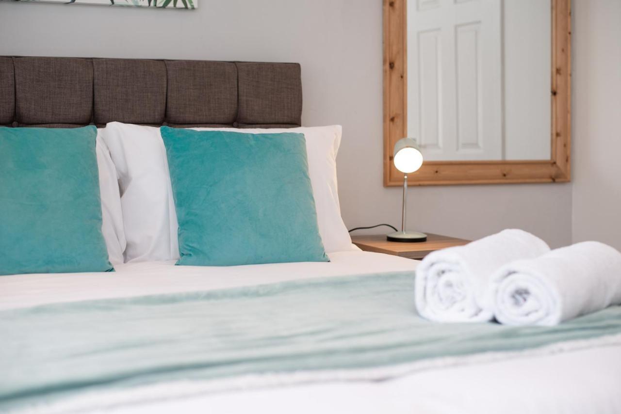 Parking, Garden, En-suite & Tv's In Rooms, Large Living Space Swansea