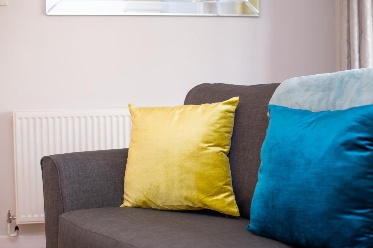 Holiday home Parking, Garden, En-suite & Tv's In Rooms, Large Living Space Swansea