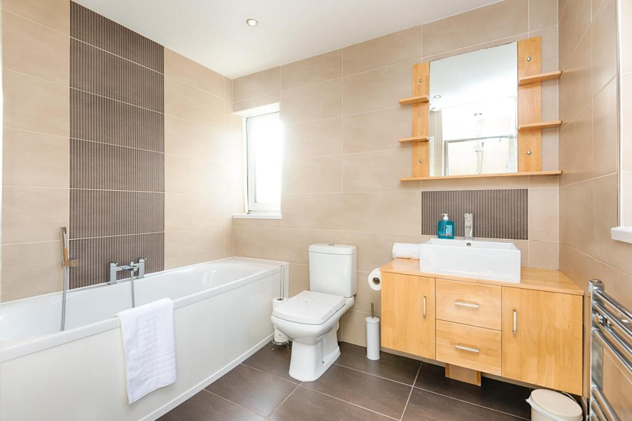 Parking, Garden, En-suite & Tv's In Rooms, Large Living Space