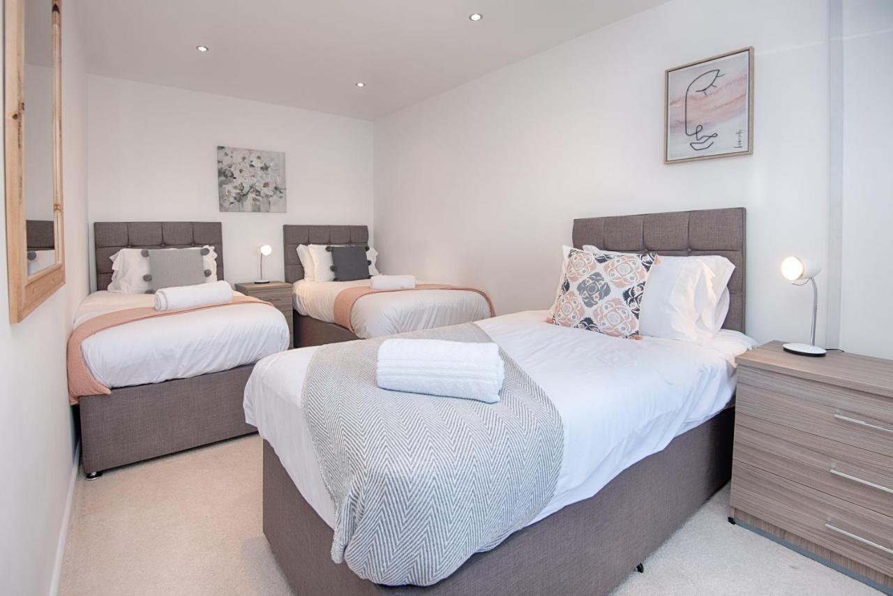 Holiday home Parking, Garden, En-suite & Tv's In Rooms, Large Living Space Swansea