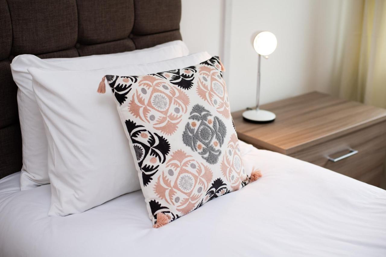 Holiday home Parking, Garden, En-suite & Tv's In Rooms, Large Living Space Swansea