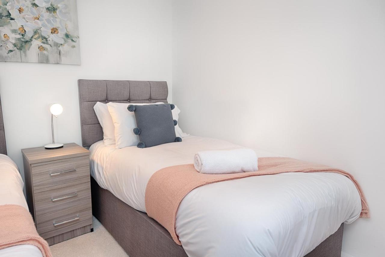 Parking, Garden, En-suite & Tv's In Rooms, Large Living Space Holiday home