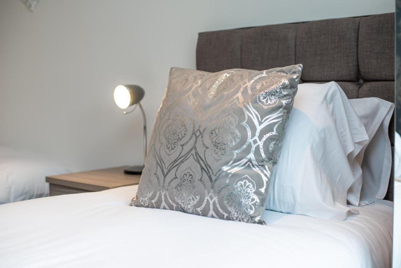 Parking, Garden, En-suite & Tv's In Rooms, Large Living Space Holiday home Swansea