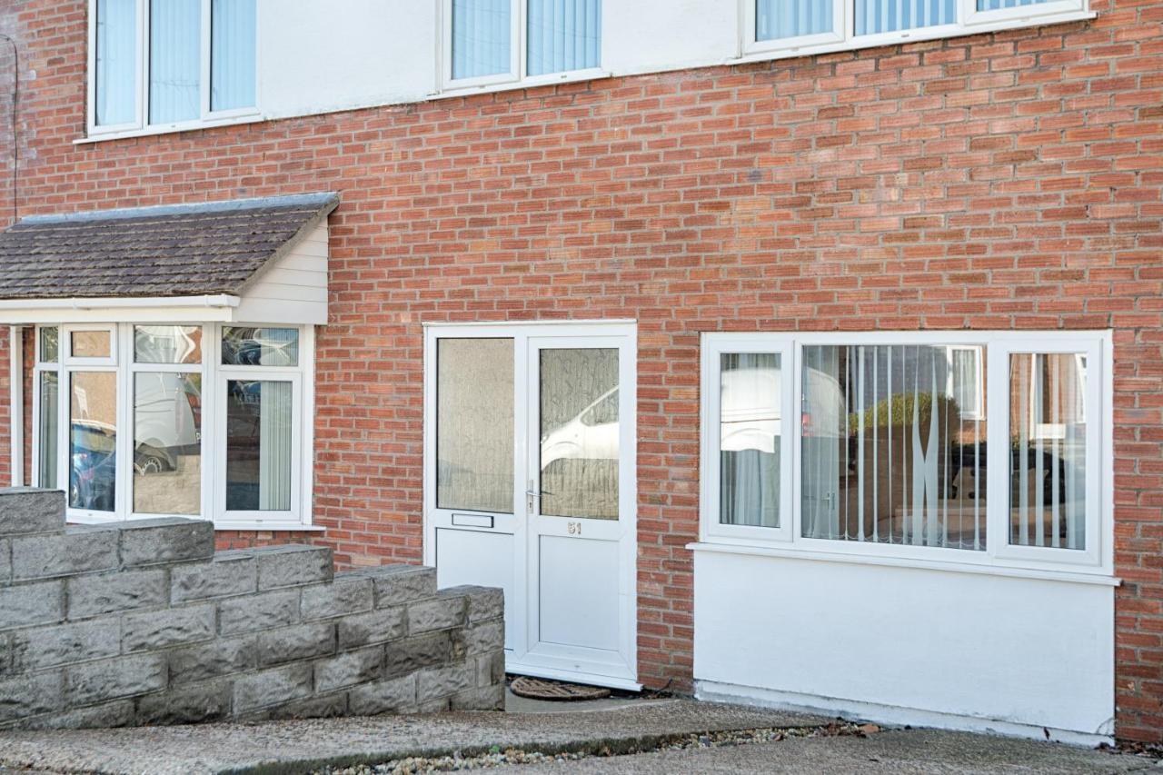 Parking, Garden, En-suite & Tv's In Rooms, Large Living Space * Swansea