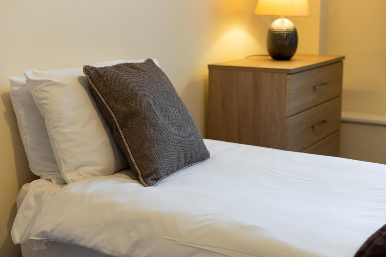 Perfect Location With Parking - Jersey House - Tv In Every Bedroom! *