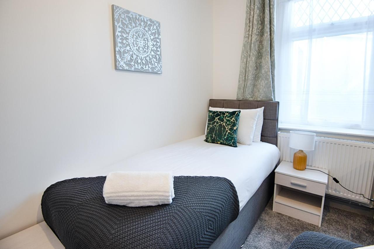 Holiday home Stop At Space, Near The Liberty Swansea
