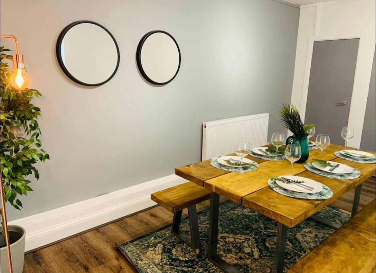 Holiday home 4 Bed Executive Style House - Near Centre *
