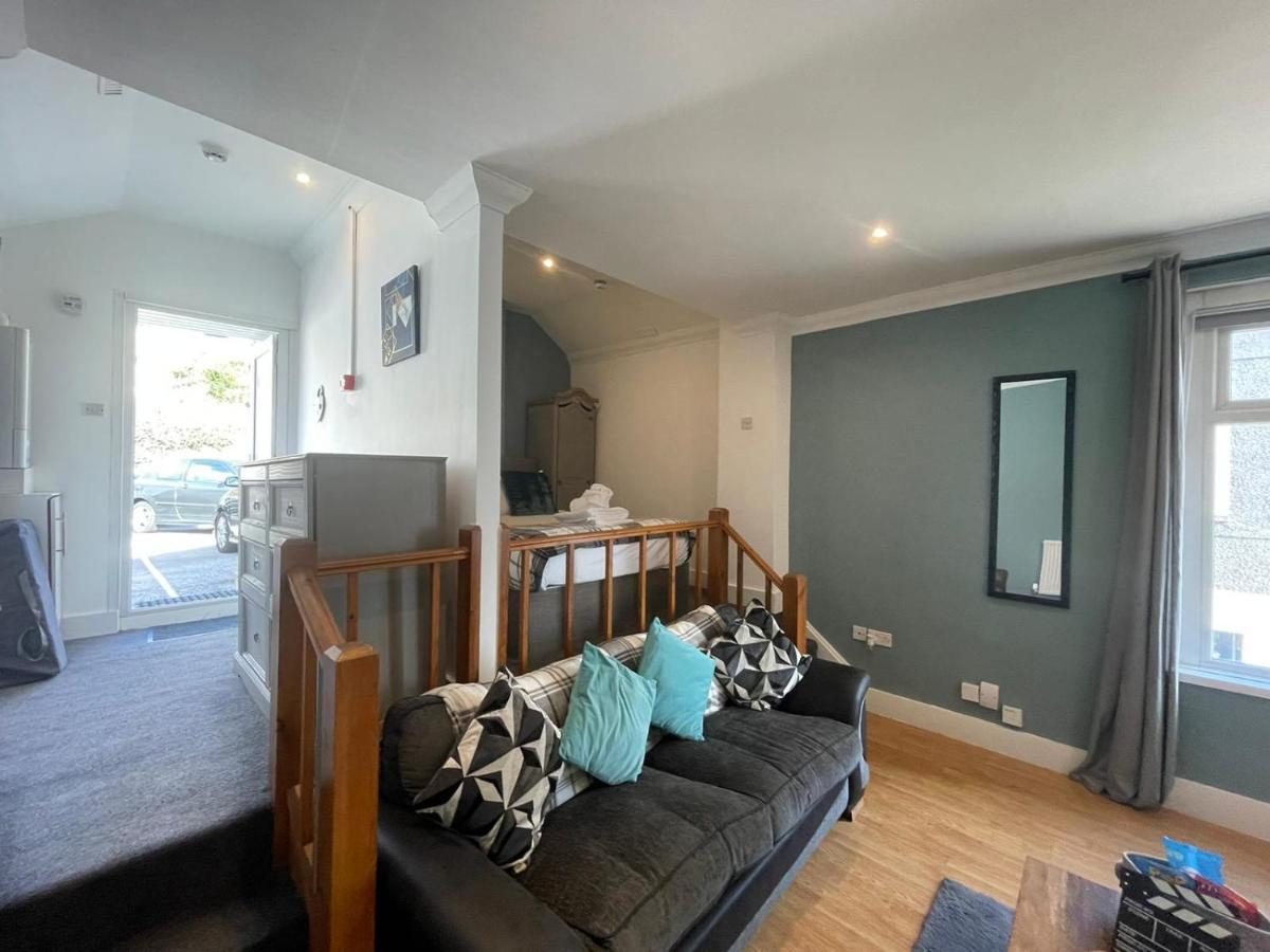 The Den - Cozy Studio Swansea