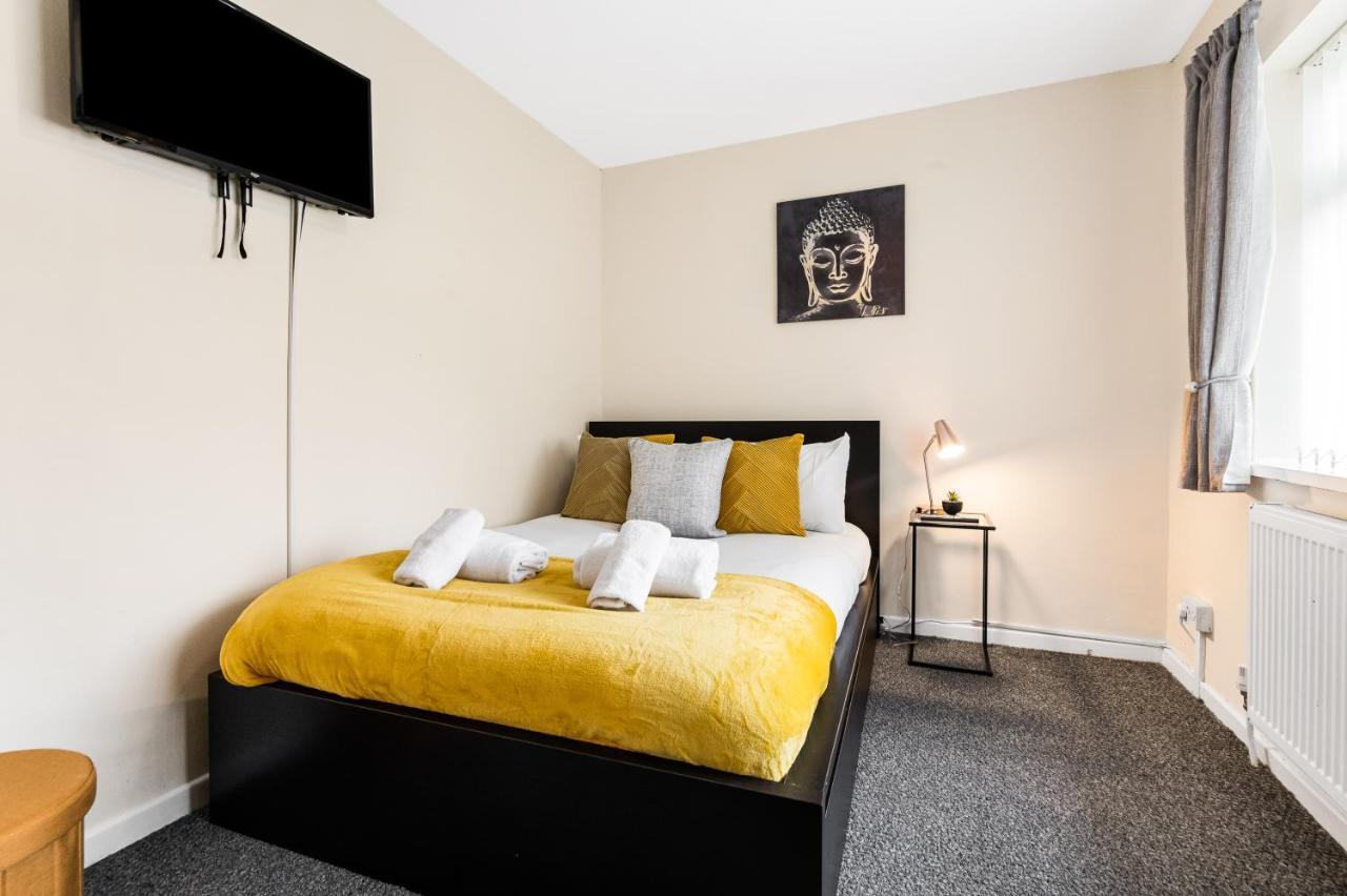 Off Road Parking, Garden, Tv's In Bedrooms Apartment