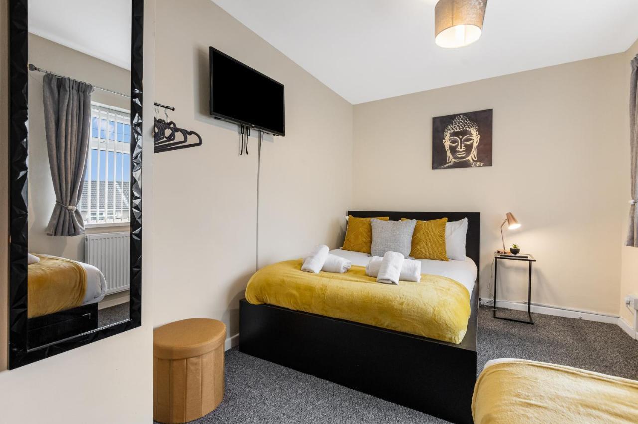 Off Road Parking, Garden, Tv's In Bedrooms Apartment