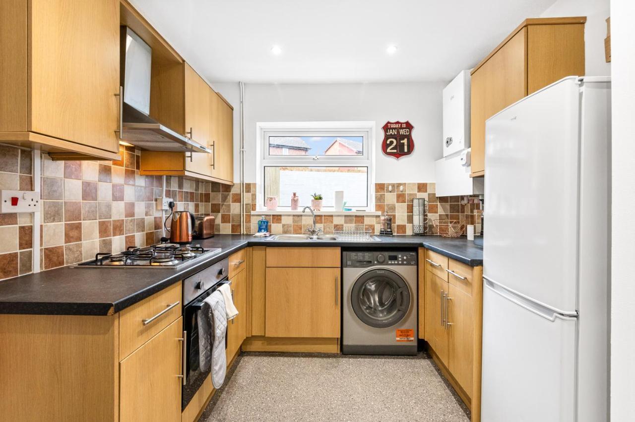 Off Road Parking, Garden, Tv's In Bedrooms Apartment *