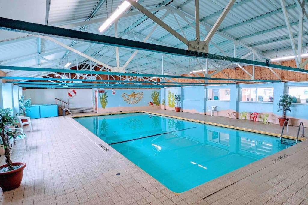 Immaculate Gower Getaway With Pool & Facilities Holiday home
