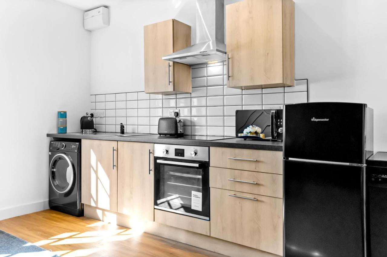 The Woodfield - Stunning Modern 2 Bed - Tv In Every Bedroom! Apartment *
