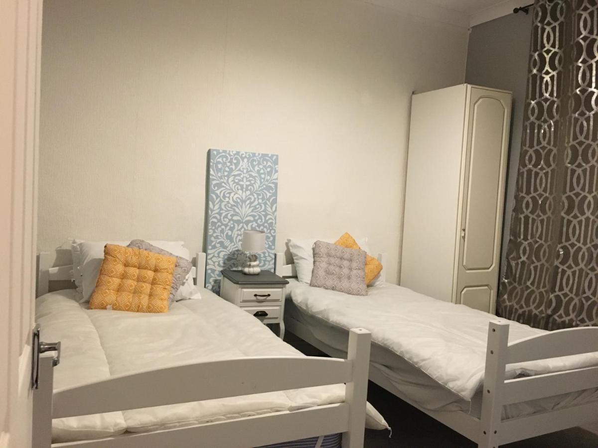 2 Flat * Swansea