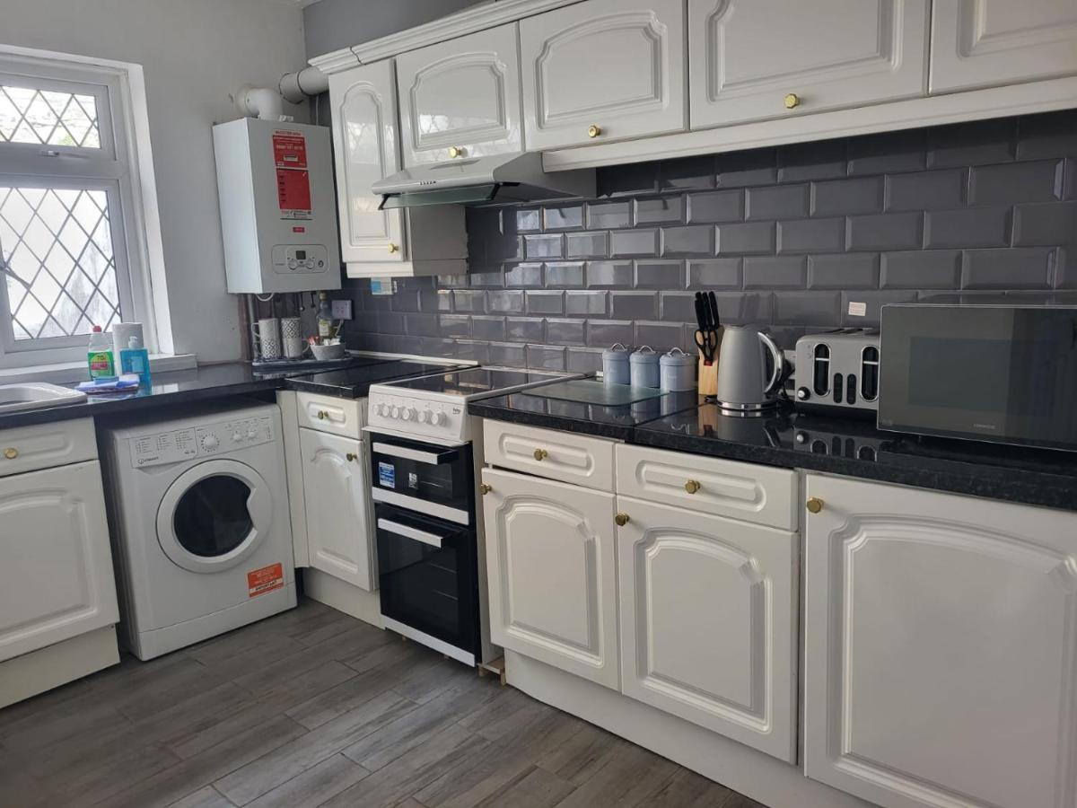 Walk To The Beach! Flat-for-6 Central Apartment