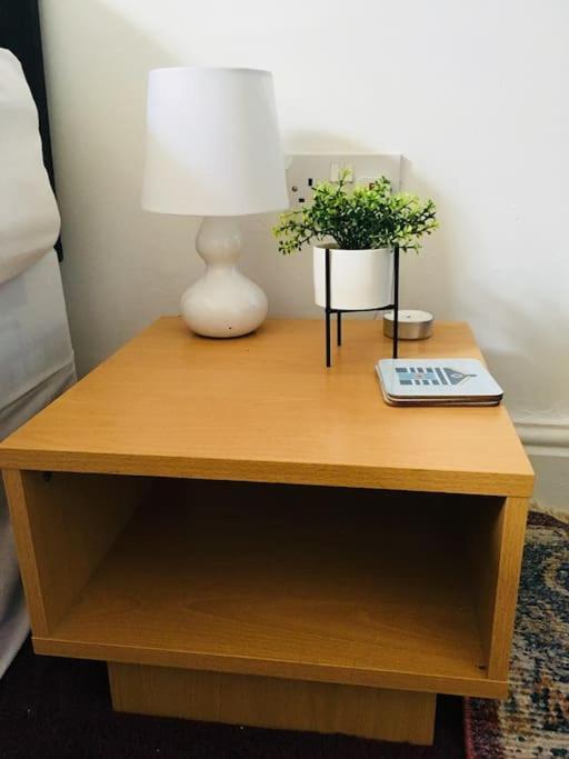 Hillcrest Cottage, Comfy Flat, Trendy Uplands Area Apartment *