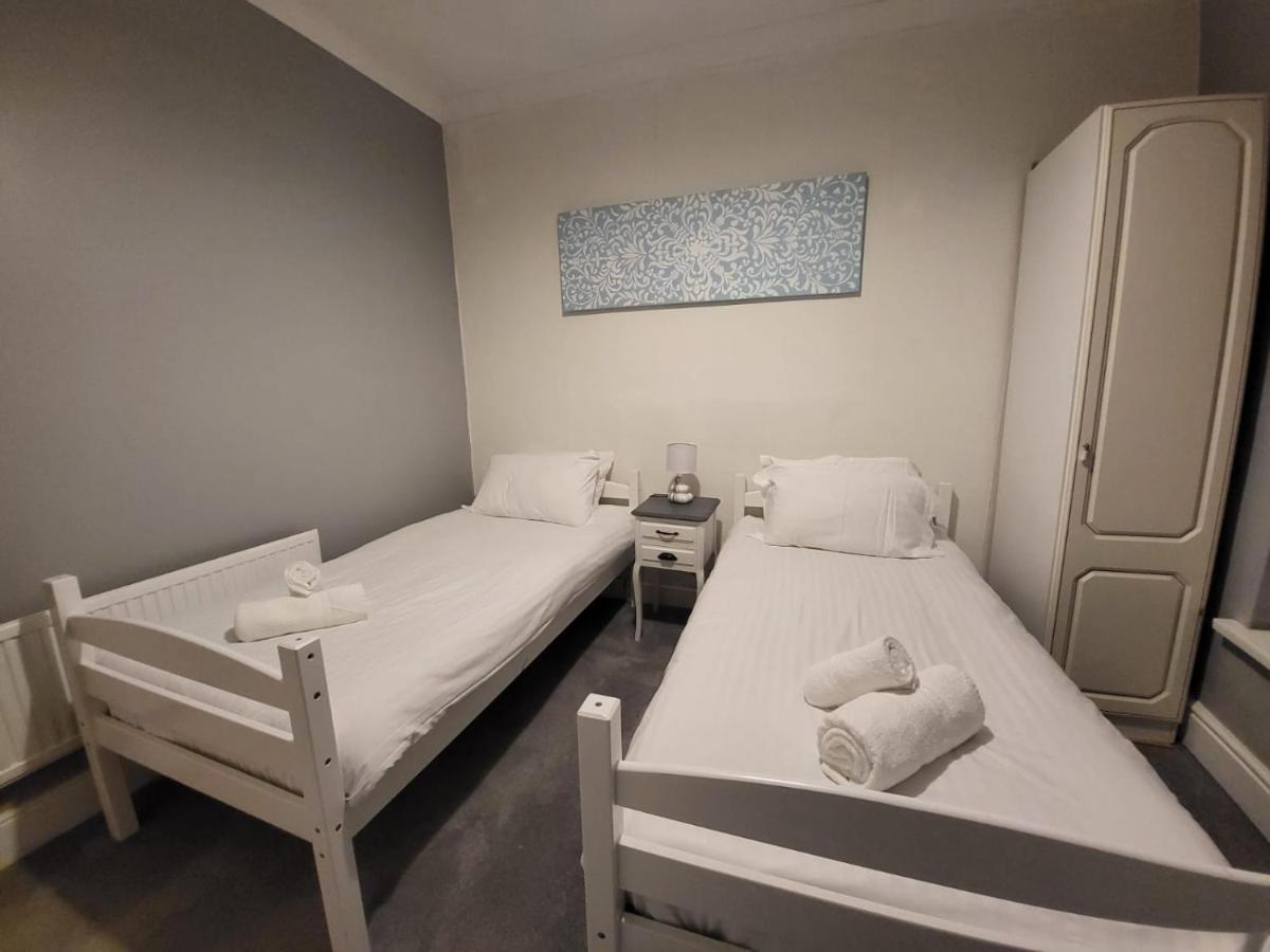 2 Flat * Swansea