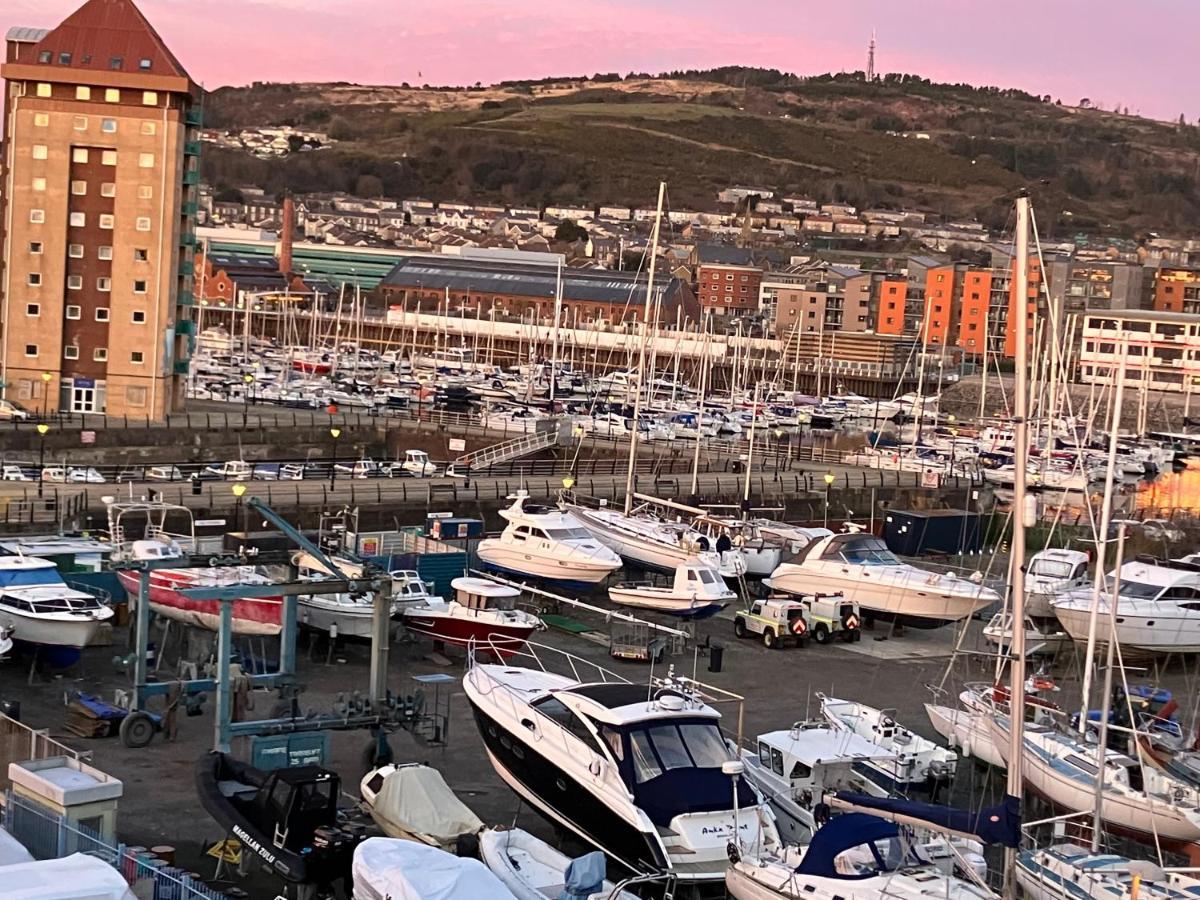 Apartment Bay, Marina & Arena View Mins To & *