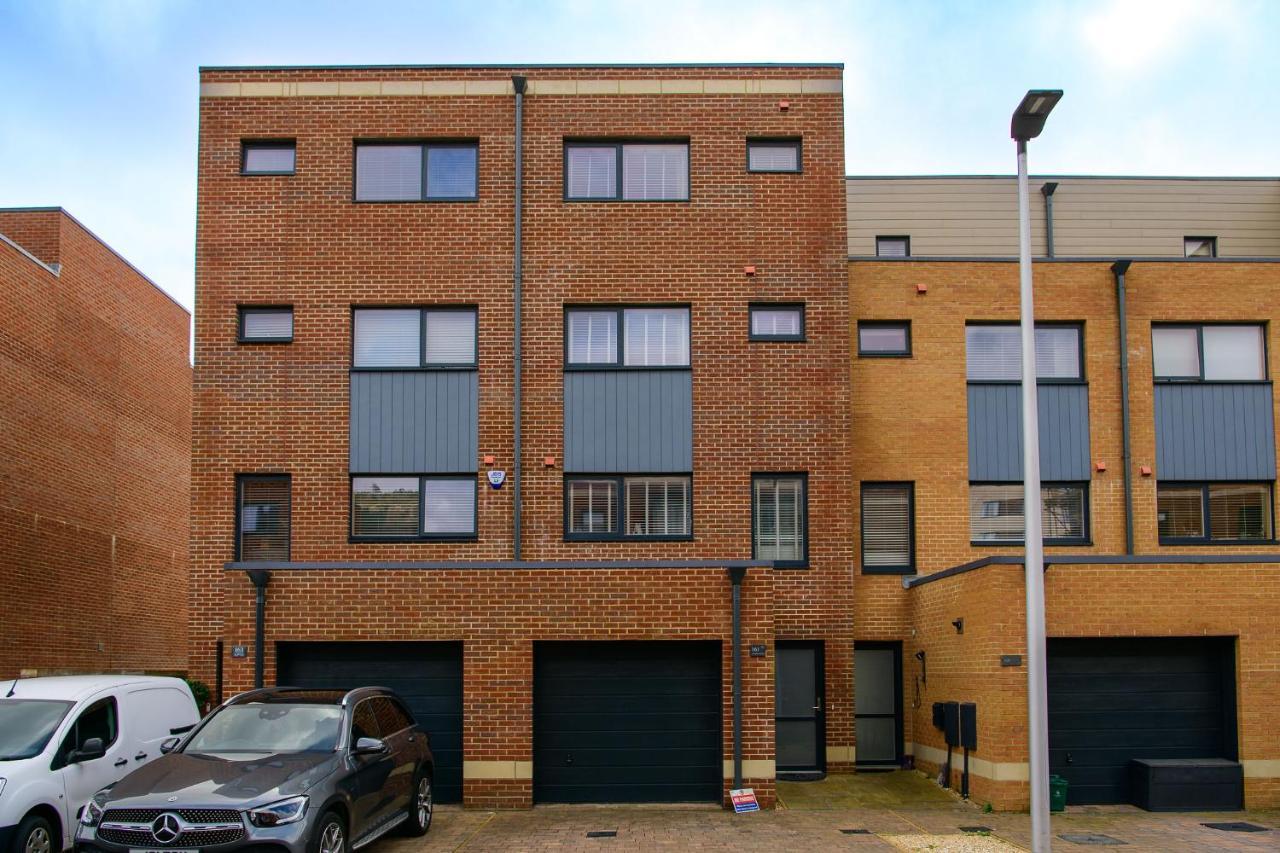Holiday home Just Wales - Luxury Waterfront Townhouse Sa1 *