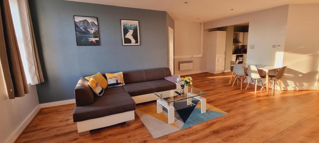 Modern And Spacious Centre *