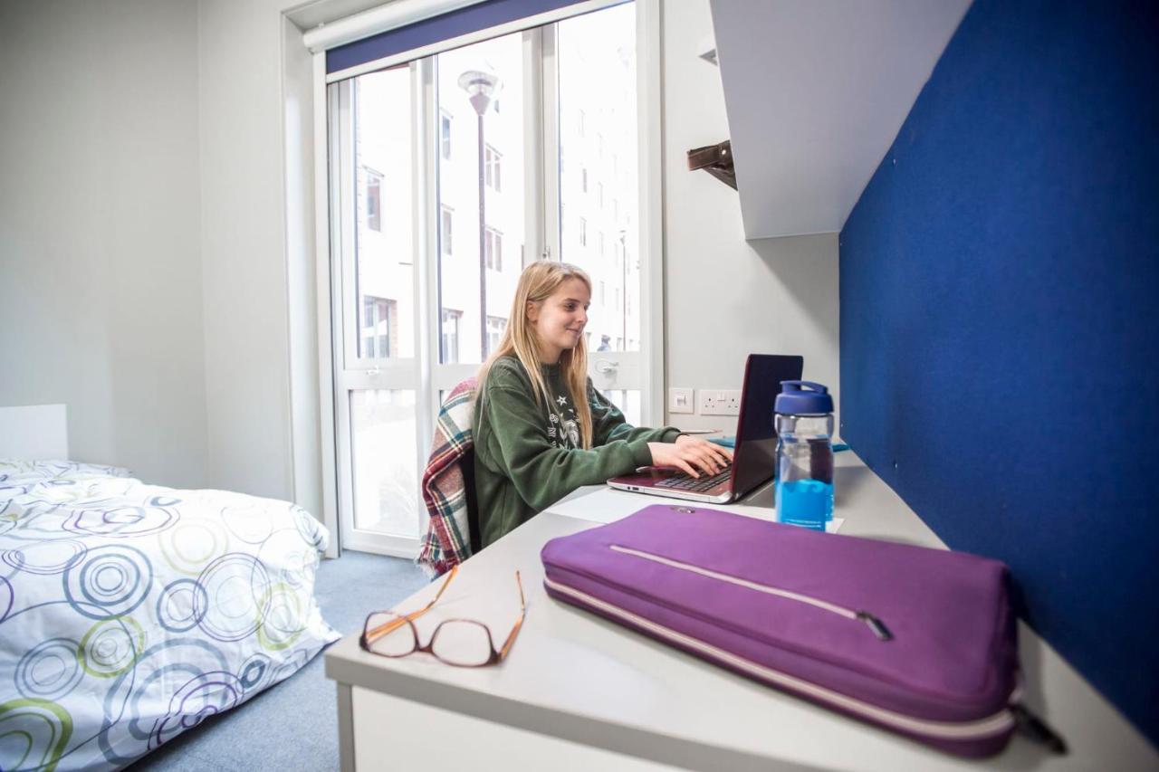 Cosy Ensuite Bedrooms With Private Bathroom At Bay Campus Located In *